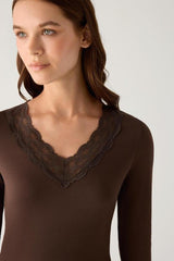 Camiseta térmica de mujer Ysabel Mora 70041 con escote de encaje en color chocolate oscuro